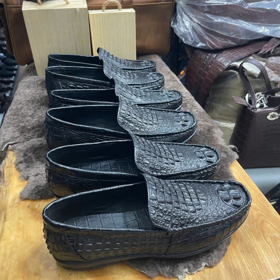 Giày lười gù da cá sấu